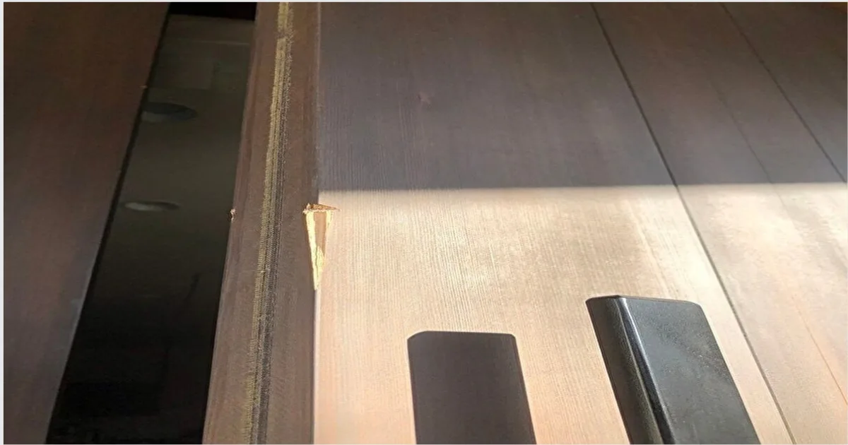 作業中に傷を付けてしまった木製扉