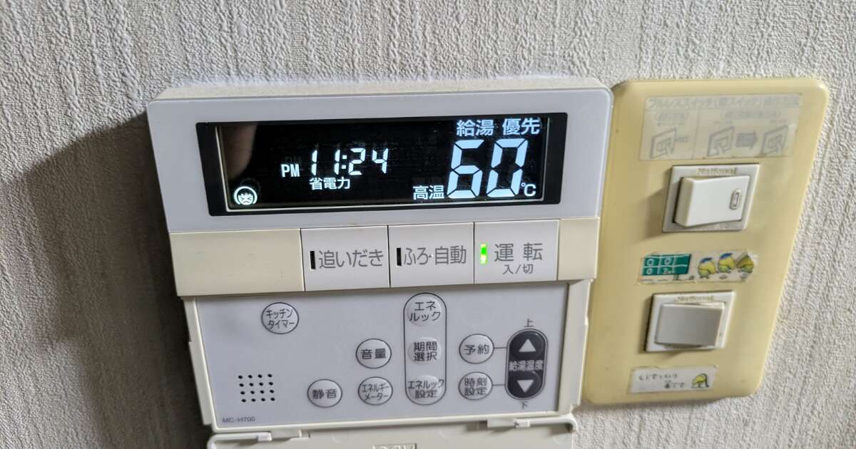 洗濯機にお湯をためる様子