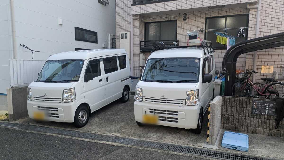 ハウスビズがハウスクリーニングの現場で使用している白い軽バン2台