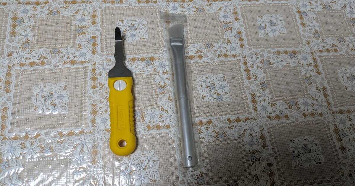 ハウスビズの石川さんが使用しているすみっこブラシとお掃除スクレーパー