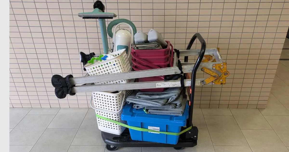 エアコンクリーニング現場へ持っていく脚立や養生用品などの道具一式を台車に積んだ様子