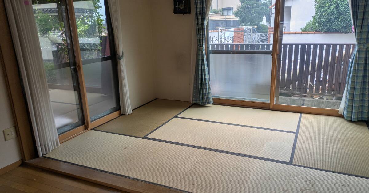 不用品回収後に室内の荷物がなくなり、広くすっきりした和室の様子
