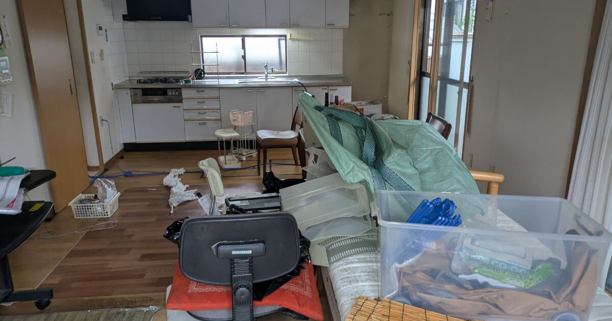 不用品回収が進み家具や日用品が減って床やキッチンが見えてきた室内の様子