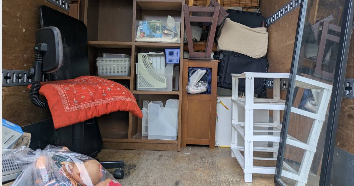 不用品回収で棚や椅子、収納用品などをトラックの荷台に積み込んだ様子