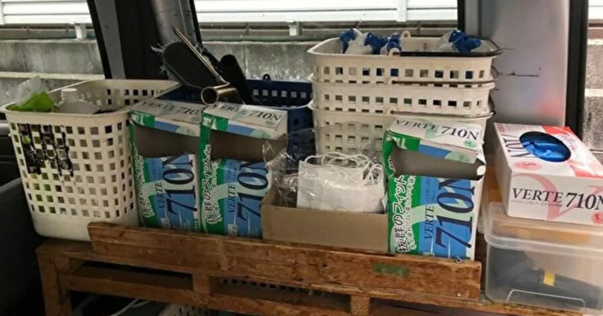 以前のハウスクリーニング車のカーゴスペースに収納した清掃道具や消耗品