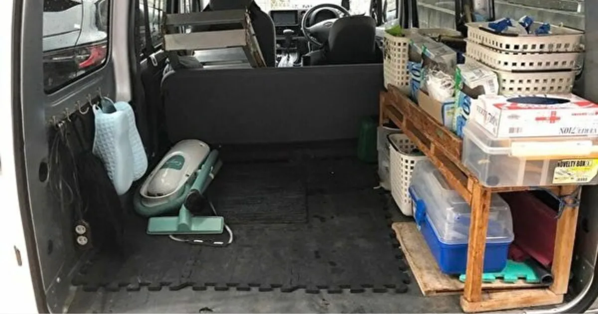 以前のハウスクリーニング車のカーゴスペース全体と清掃道具の収納