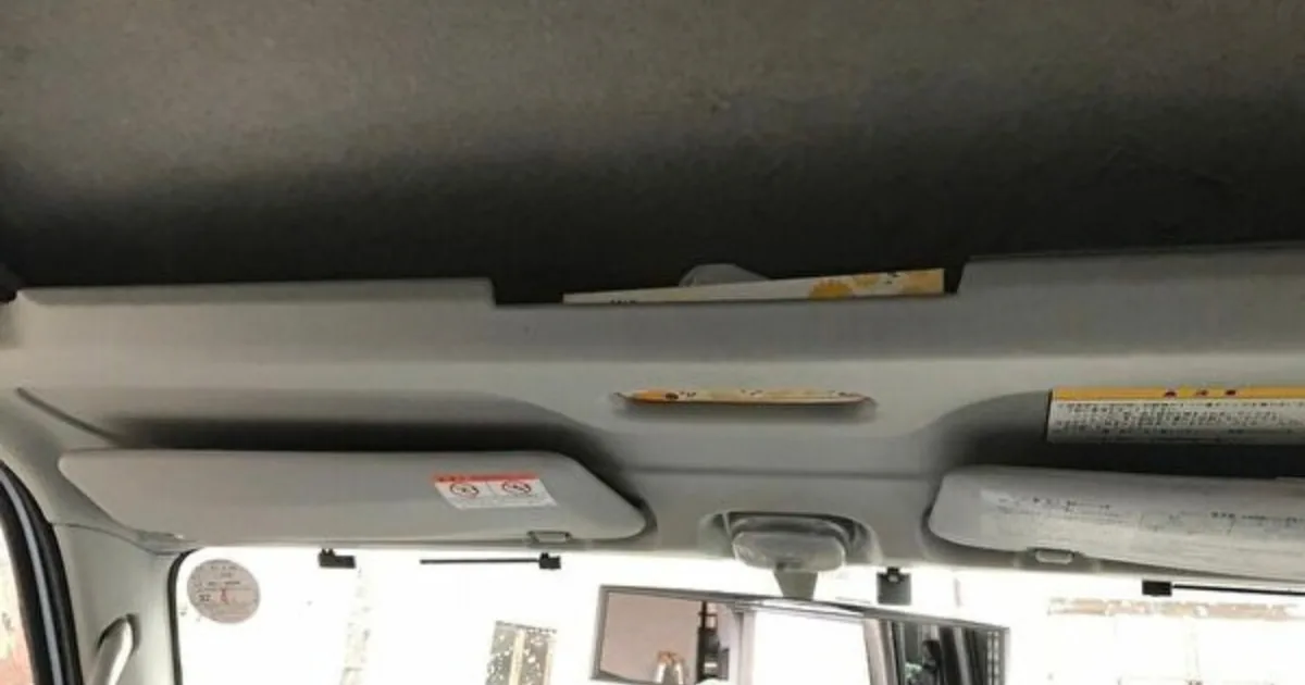 ハウスクリーニング車に取り付けたオーバーヘッドシェルフ