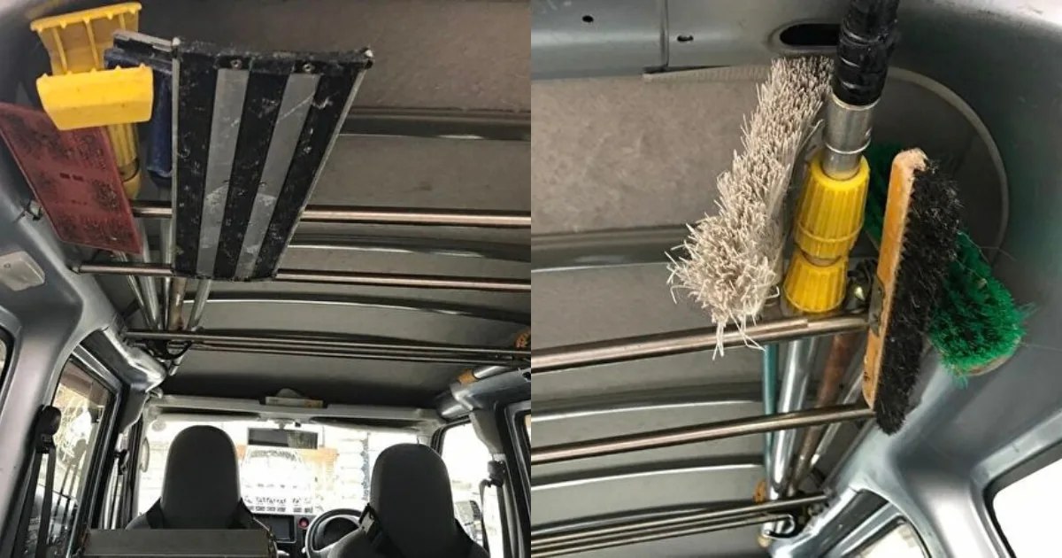 ハウスクリーニング車のシステムバーにモップやブラシなどの清掃道具を収納している様子