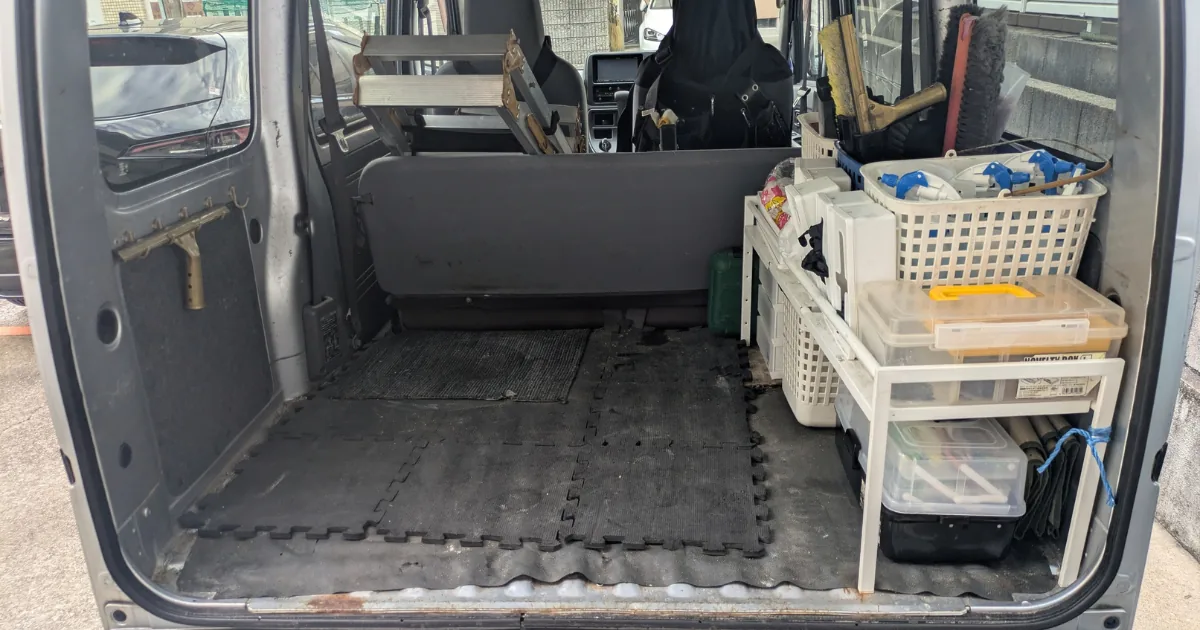 床清掃用の道具を積み込む前のハウスクリーニング車のカーゴスペース