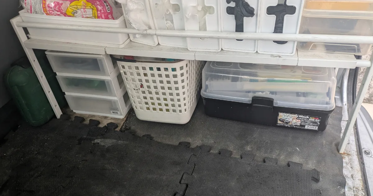 ハウスクリーニング道具を収納ケースやラックで整理した現在のカーゴスペース下段