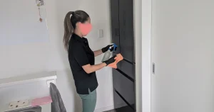 スプレーとクロスを使って清掃作業をする女性ハウスクリーニングスタッフのまっさん