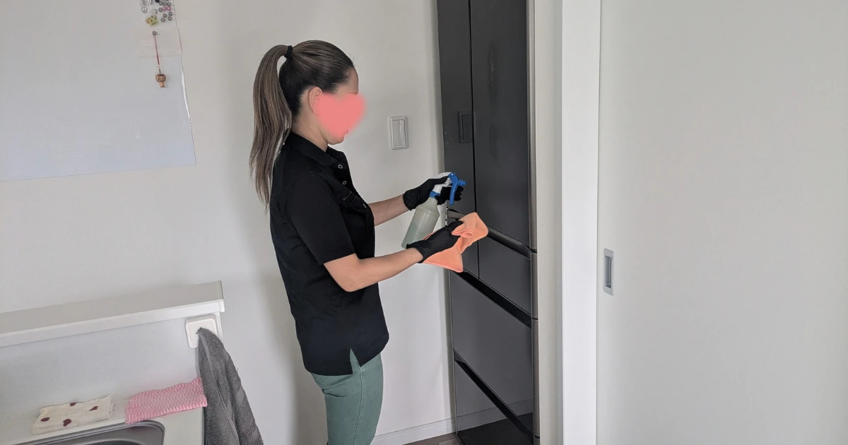 スプレーとクロスを使って清掃作業をする女性ハウスクリーニングスタッフのまっさん
