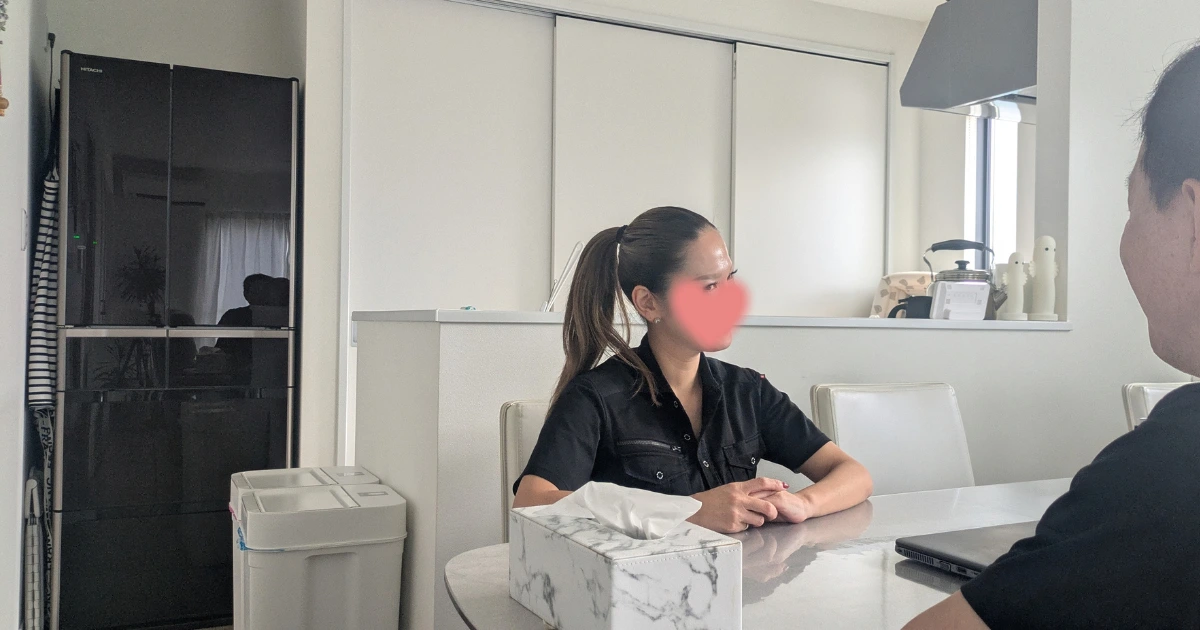 ハウスクリーニングの仕事について笑顔でインタビューに答える女性スタッフのまっさん