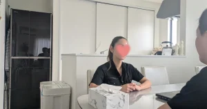 ハウスクリーニングの仕事についてヒデさんのインタビューに答える女性スタッフのまっさん
