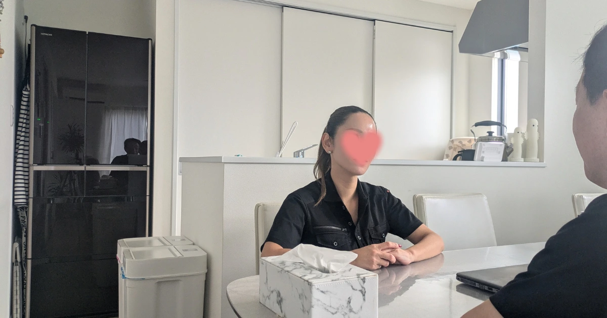 ハウスクリーニングの仕事についてヒデさんのインタビューに答える女性スタッフのまっさん