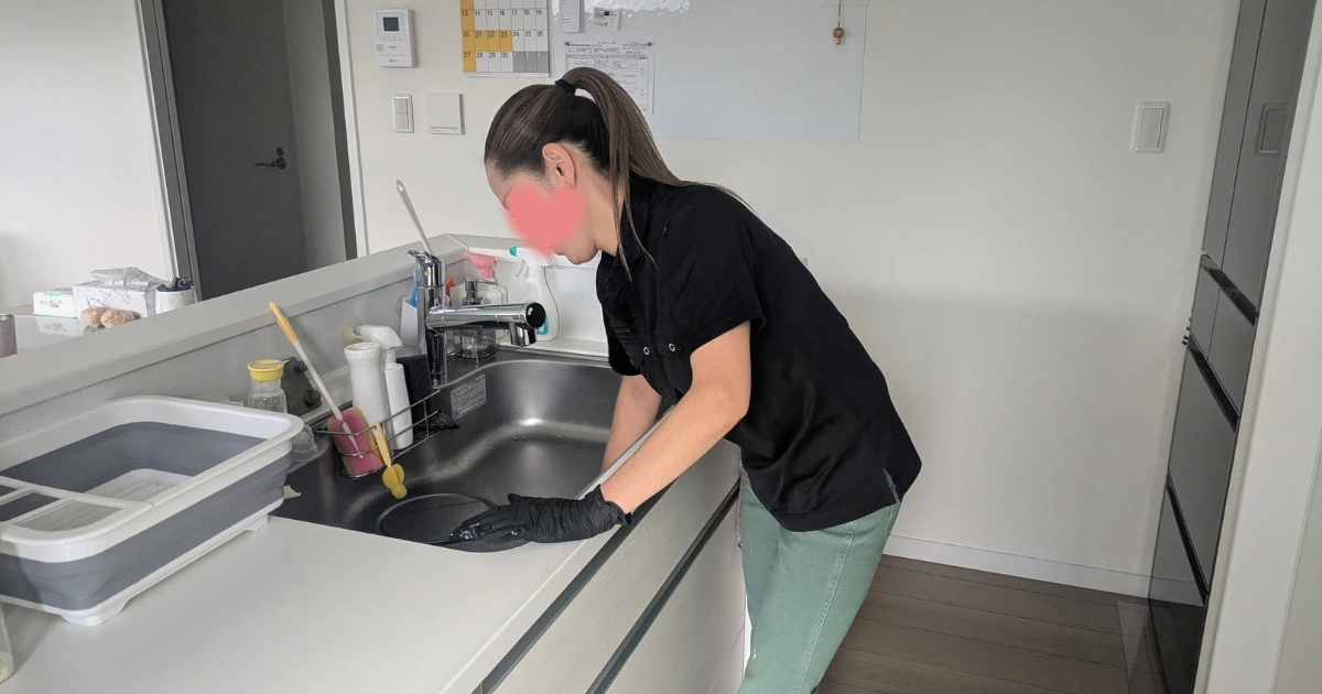 キッチンのシンクを清掃する女性ハウスクリーニングスタッフのまっさん