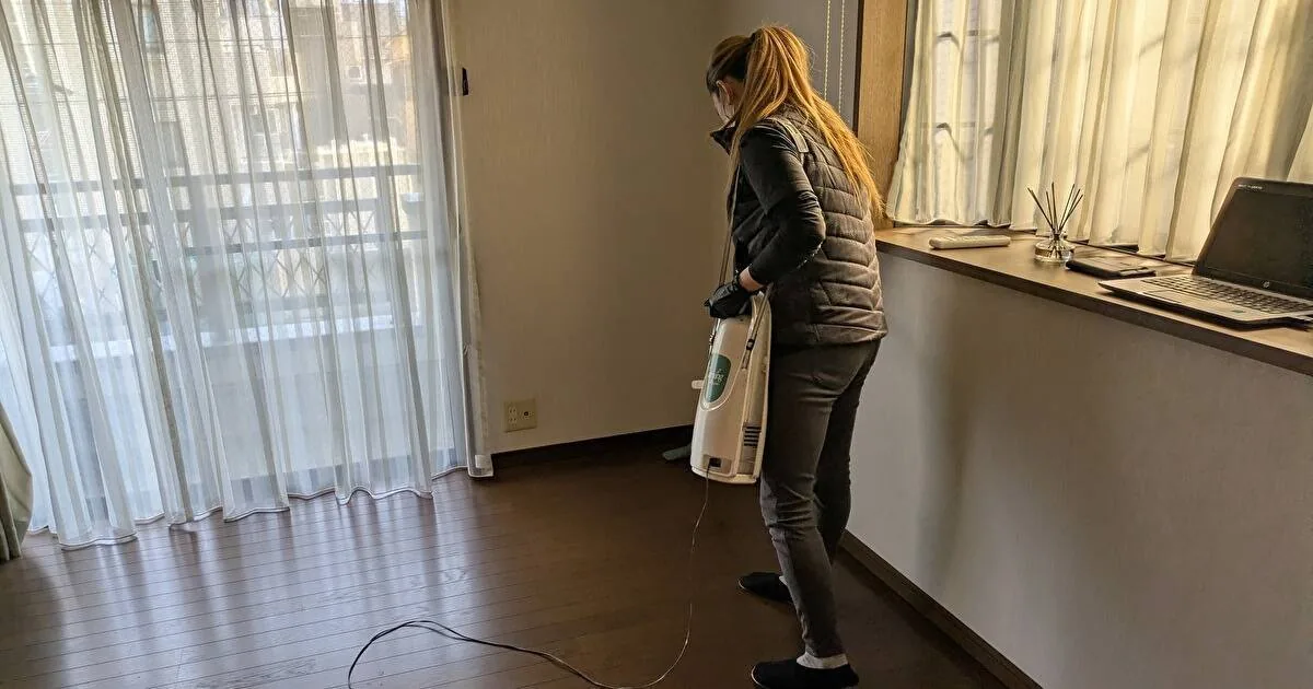 ハウスクリーニングの現場でフローリングを掃除する女性スタッフ